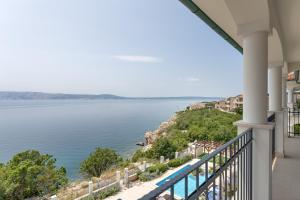 Beachfront apartment with pool, panoramic sea view - by Traveler tourist agency Krk - ID 2390