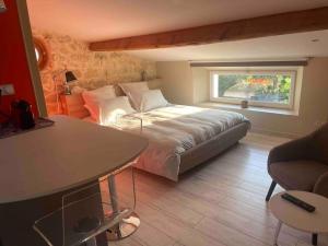 Appartements Studio with AC, pool & garden, 2km St Emilion : photos des chambres