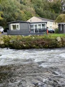 Stunning 3 Bed Riverside Cabin in Snowdonia - Caeathro