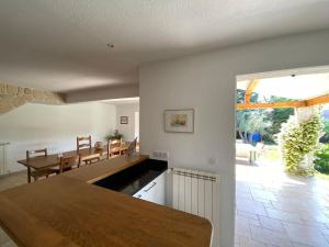 Maisons de vacances 06AR - Spacious villa with garden and private pool : photos des chambres