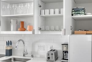 S Lake 1BR w Gym WD nr Denny Park SEA-372