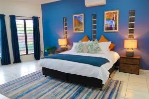 Top End Getaway - Luxury Home - Humpty Doo