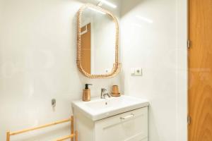 Bright apartment near the historic center by REMS
