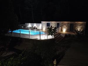 Maisons de vacances Ma Case en Provence - Maison climatisee avec piscine : Maison 4 Chambres