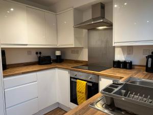 Comfortable 3 Bed House with Garden & Parking