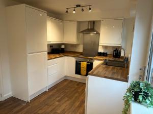 Comfortable 3 Bed House with Garden & Parking