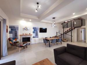 Olive Stonehouses - Alkistis