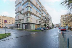Batorego 7 Apartament with Terrace & Parking Downtown Gdynia by Renters