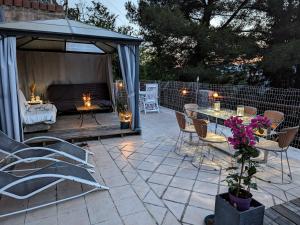 Maisons de vacances Nice Gite Loisirs terrasse Barbecue calme vue montagne dans petite propriete Tennis piscine ping-pong... : photos des chambres