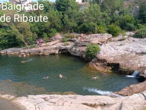 Chalets Chalet et piscine au calme : photos des chambres