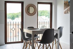 Spacious 3city Apartment with Four Bedrooms and Desk in Gdynia by Noclegi Renters