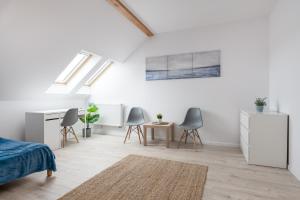Spacious 3city Apartment with Four Bedrooms and Desk in Gdynia by Noclegi Renters