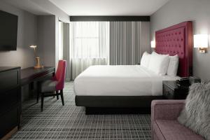 King Room - Mobility Access room in The Axis Moline Hotel Tapestry Collection By Hilton