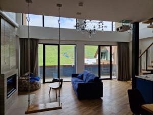 Gudauri Summer Apartment - Fireplace, Netflix on 100" Projector Screen, Full kitchen