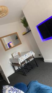 Granby House Holiday Apartments, Apartment 3, in the Old Town, SEA AND CASTLE VIEWS 5 minutes walk to South Bay Beach