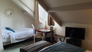 Hotels LOGIS - Hotel & Restaurant Le Gonfalon : photos des chambres