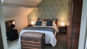 Hotels LOGIS - Hotel & Restaurant Le Gonfalon : photos des chambres