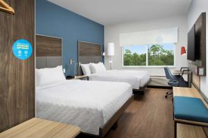 Queen Room with Two Queen Beds room in Tru By Hilton Orlando Convention Center