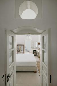 Villa Patitiri cave house with private pool in Megalochori Santorini