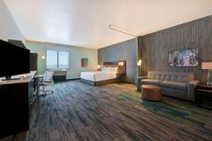 King Studio - Mobility and Hearing Access/Non-Smoking room in Home2 Suites By Hilton Atascadero Ca