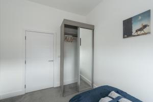 Deluxe 2 bed, 2 bathroom Milton Keynes apartment within walking distance to train station and City centre.