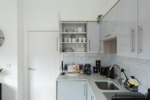 Deluxe 2 bed, 2 bathroom Milton Keynes apartment within walking distance to train station and City centre.