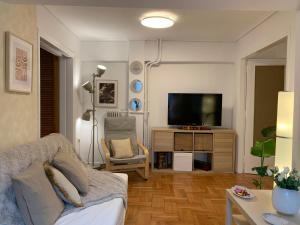 Chic Urban Living: Apartment in Acropolis-Koukaki