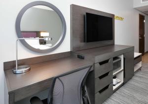 King Room room in Hampton Inn Lake Forest - Irvine Spectrum CA