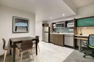One-Bedroom King Suite - Non-Smoking room in Home2 Suites By Hilton Norfolk Airport