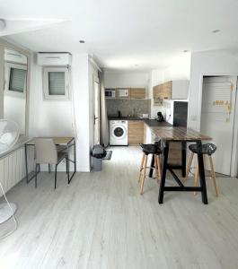 L ESCALE entre DISNEY et PARIS