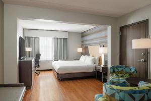 King Room room in Hotel Trilogy Albany Airport Tapestry Collection by Hilton