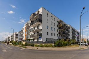 Trendy Warsaw Apartment with 2 Bedrooms, Balcony & Parking by Renters