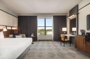 King Room with Roll-In Shower - Mobility Access room in Valley Hotel Homewood Birmingham - Curio Collection By Hilton