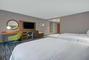Queen Room with Two Queen Beds - Non-Smoking room in Hampton Inn Cave City KY