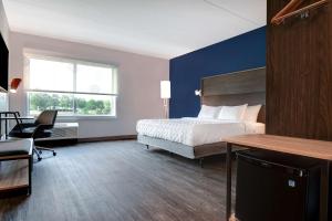 King Room with Bath Tub - Mobility Access room in Tru By Hilton Macon North Ga