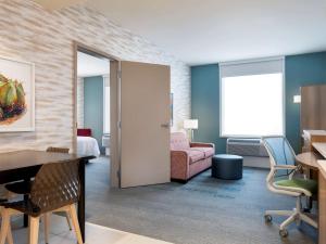 King Suite - Hearing Access/Non-Smoking room in Home2 Suites By Hilton Phoenix Avondale Az