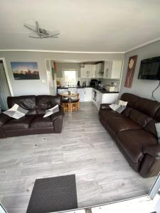 Stunning 3 Bed Riverside Cabin in Snowdonia