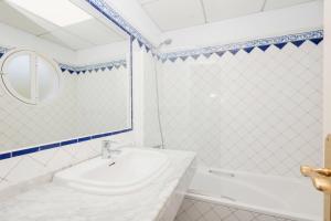 House with sea and mountain views on the beach, Bahía de Marbella