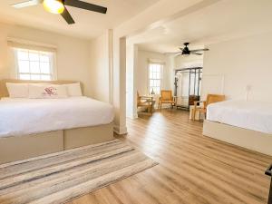 Junior Suite with Balcony room in Bellevue Stratford Inn
