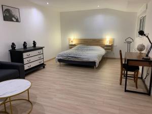 Gîte, Maison entière avec billard et bel espace de vie La Grange