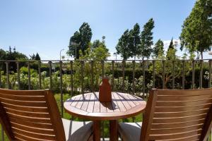 Tropical Retreat Twin room in The Lake Resort