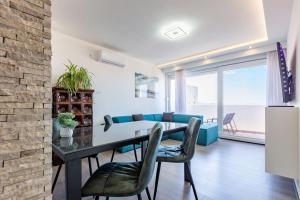 7th Heaven 2BR apt with balcony 
