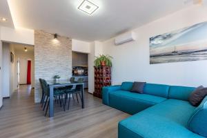 7th Heaven 2BR apt with balcony 
