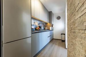 7th Heaven 2BR apt with balcony 