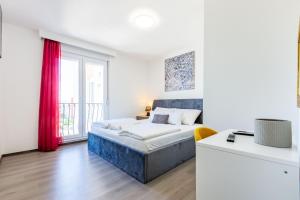 7th Heaven 2BR apt with balcony