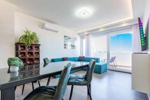 7th Heaven 2BR apt with balcony
