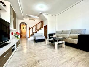 Charming 2-Bed House in Torrevieja