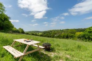 Secluded Offgrid Cabin w Sunset View & Fireplace