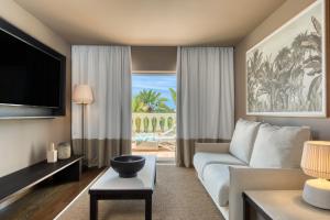 Absolute Family Suite room in The Lake Resort