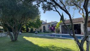 Maisons d'hotes MAS MILLESIME - Chambre double - petit dejeuner - piscine - Mas du XVIIIeme siecle proche Saint-Remy-de-Provence : photos des chambres